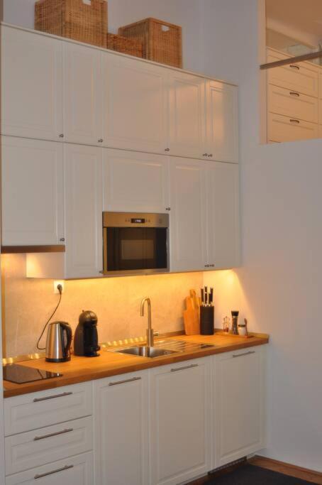 Jane's Place, Experience The Atmosphere Of A Historic & Free Parking *